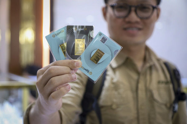 Warga menunjukan Emas di Galeri 24, Jakarta, Kamis (17/4/2025). Foto: Iqbal Firdaus/kumparan