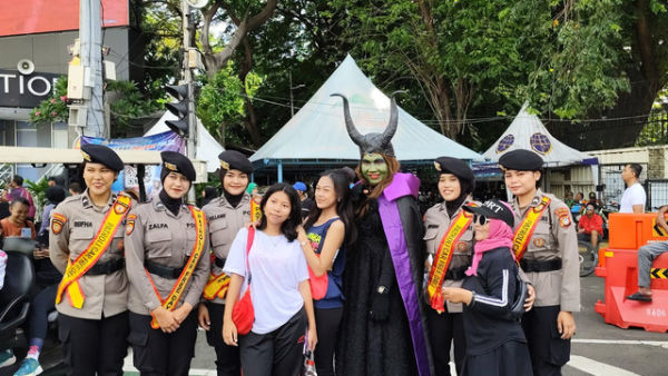 Pria berkostum Maleficent di kawasan CFD Bundaran HI, Jakarta, Minggu (9/11/2025). Foto: Jonathan Devin/kumparan