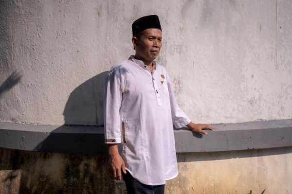Warga binaan pemasyarakatan (WBP) Supriyanto (45) yang telah mendapatkan remisi bebas berpose di halaman Lapas Kelas II A Ambarawa. Foto: Aprillio Akbar/ANTARA FOTO