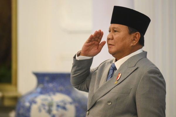 Presiden Prabowo Subianto memberi penghormatan saat melantik anggota Komisi Percepatan Reformasi Polri di Istana Merdeka, Jakarta, Jumat (7/11/2025). Foto: Hafidz Mubarak A/ANTARA FOTO