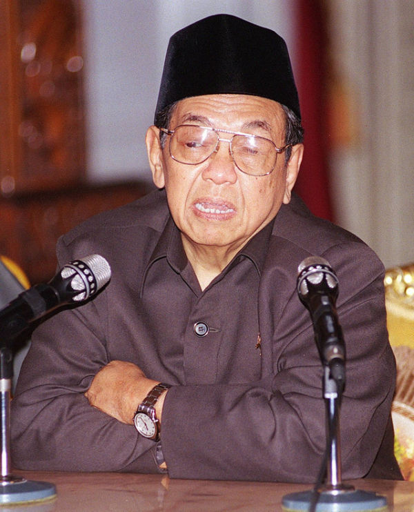 Presiden Abdurrahman Wahid (Gus Dur) berbicara kepada wartawan pada konferensi pers di istana presiden di Jakarta, pada 26 Februari 2000. Foto: AGUS LOLONG / AFP