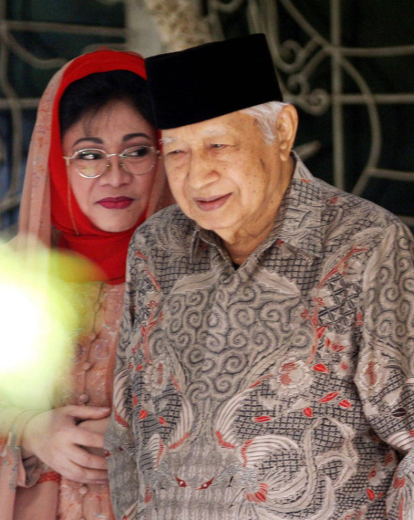 Presiden ke-2 Soeharto bersama putri sulungnya Siti Hardijanti atau Tutut menunggu kedatangan mantan perdana menteri Singapura Lee Kuan Yew di kediaman Soeharto di Jakarta, pada 26 Juli 2007. Foto: Adek Berry/AFP
