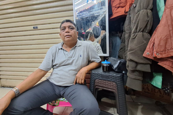 Aktivitas thrifting di Pasar Senen Blok III, Jakarta Pusat, Minggu (9/11/2025). Foto: Argya Maheswara/kumparan