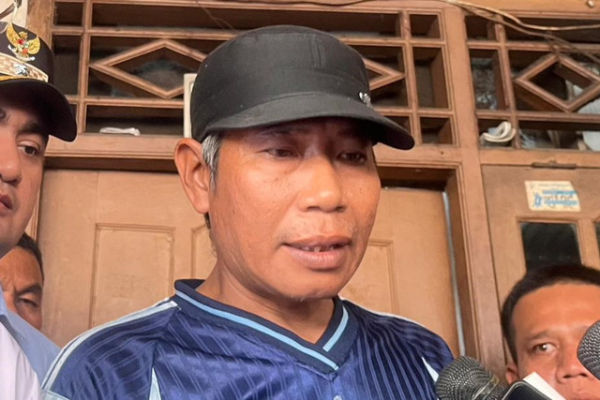 Tihasan, saksi kasus penembakan sekuriti oleh pelaku pencurian motor di Jalan Pelajar, Cakung, Jakarta Timur, Minggu (9/11/2025). Foto: Nasywa Athifah/kumparan