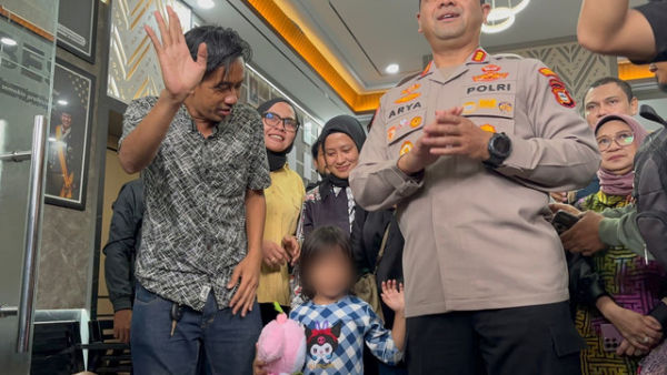 Bilqis saat bertemu dengan orang tuanya di Mapolrestabes Makassar. Foto: kumparan