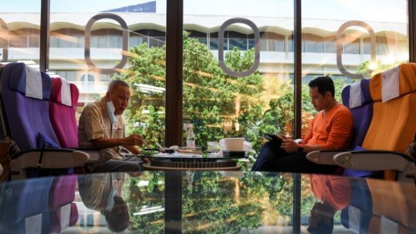 Pelanggan makan di restoran bertema pop-up di kantor pusat Thai Airways, Bangkok, Thailand. Foto: Chalinee Thirasupa/REUTERS