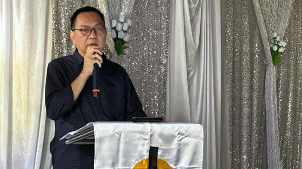 MELAYAT - Wali Kota Tomohon Caroll Senduk melayat ke rumah duka atas meninggalnya Sekretaris Kecamatan (Sekcam) Tomohon Utara Robert Undap, di Kelurahan Kinilow, Tomohon Utara, Kota Tomohon, Sulut, Sabtu (8/11/2025). Pada kesempatan itu, Caroll Senduk menyampaikan sambutan duka.