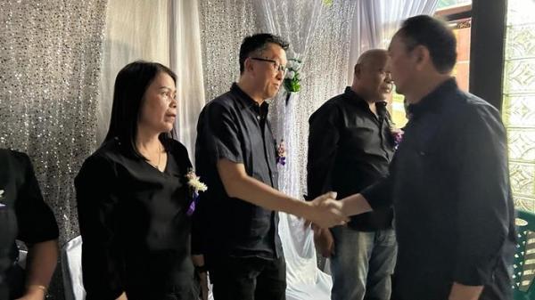 MELAYAT - Wali Kota Tomohon Caroll Senduk melayat ke rumah duka atas meninggalnya Sekretaris Kecamatan (Sekcam) Tomohon Utara Robert Undap, di Kelurahan Kinilow, Tomohon Utara, Kota Tomohon, Sulut, Sabtu (8/11/2025).
