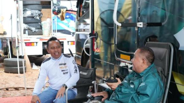 Bupati Tapin H Yamani berbincang akrab dengan tokoh Tapin H Zaini Mahdi,2