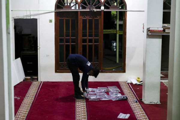Personel Gegana Brimob Polda Metro Jaya melakukan olah Tempat Kejadian Perkara (TKP) di dalam Masjid SMAN 72 Jakarta, Jumat (7/11/2025). Foto: Willy Kurniawan/Reuters