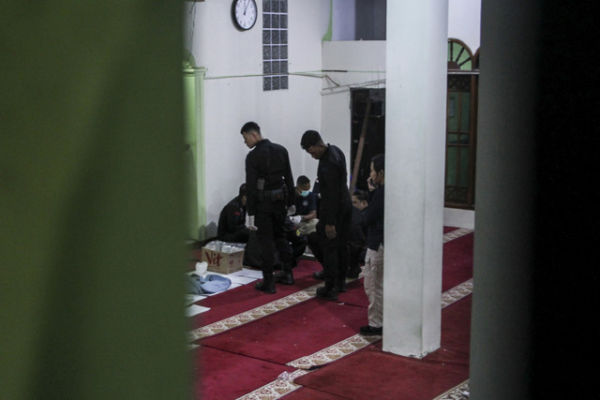 Personil Gegana Brimob Polda Metro Jaya olah Tempat Kejadian Perkara (TKP) di dalam Masjid SMAN 72 Jakarta, Jumat (7/11/2025).  Foto: Naufal Khoirulloh/ANTARA FOTO