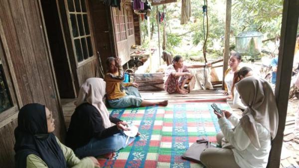 KUNJUNGAN - Pihak DPPKBPPPA bersama UPTD PPA HSS melakukan kunjungan ke pihak keluarga dari balita yang sempat hilang atau tidak pulang ke rumah di Dusun Bidukun, RT 3, Desa Malinau, Kecamatan Loksado, Minggu (9/11/2025).