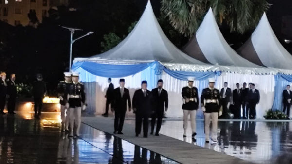 Presiden Prabowo Subianto memimpin ziarah nasional dan renungan suci di Taman Makam Pahlawan (TMP) Kalibata, Jakarta Selatan, pada Minggu (9/11/2025). Foto: Jonathan Devin/kumparan