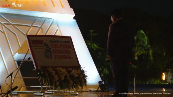 Presiden Prabowo Subianto memimpin renungan hari Pahlawan di TMP Kalibata, Jakarta, Senin (10/11) dini hari. Foto: Dok. YouTube Setpres
