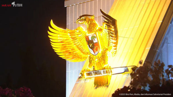 Presiden Prabowo Subianto memimpin renungan hari Pahlawan di TMP Kalibata, Jakarta, Senin (10/11) dini hari. Foto: Dok. YouTube Setpres