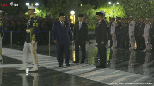 Presiden Prabowo Subianto memimpin renungan hari Pahlawan di TMP Kalibata, Jakarta, Senin (10/11) dini hari. Foto: Dok. YouTube Setpres