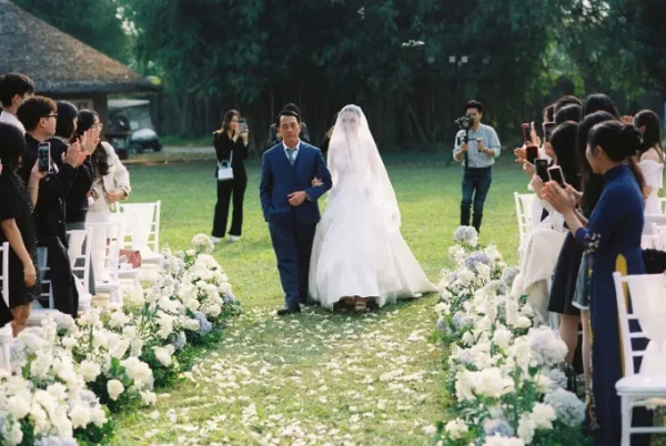 Mr. Vu Ngoc Son took his daughter to the wedding hall at the wedding at the end of December 2024. Photo: Provided by the character