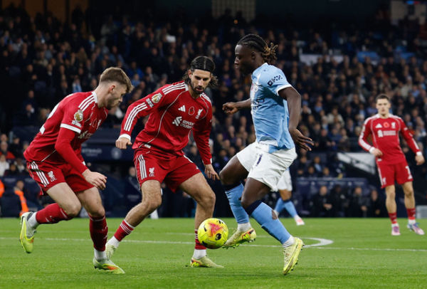 Dominik Szoboszlai dari Liverpool dan Conor Bradley dari Liverpool beraksi bersama Jeremy Doku dari Manchester City pada pertandingan Liga Inggris antara Manchester City vs Liverpool di Stadion Etihad, Manchester, Minggu (9/11/2025). Foto: Jason Cairnduff/REUTERS