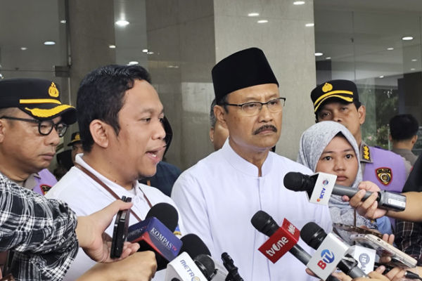 Mensos Saifullah Yusuf atau Gus Ipul bersama Direktur Medis RS Yarsi dr. Muhammadi usai menjenguk korban ledakan SMA 72 di RS Yarsi, Jakarta pada Sabtu (8/11/2025).  Foto: Luthfi Humam/kumparan