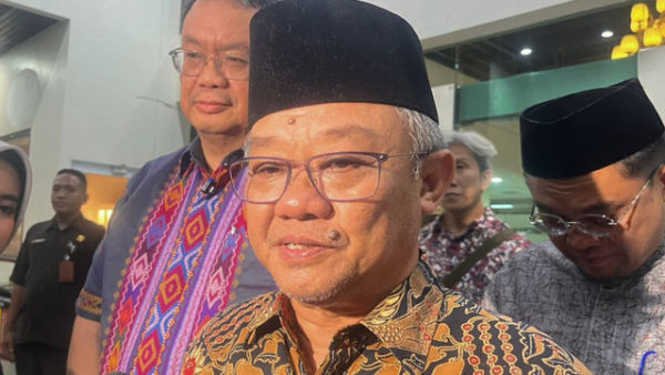 Menteri Pendidikan Dasar dan Menengah Abdul Mu'ti usai menjenguk korban ledakan SMAN 72 di RS Islam Cempaka Putih, Jakarta Pusat, Minggu (9/11/2025). Foto: Nasywa Athifah/kumparan