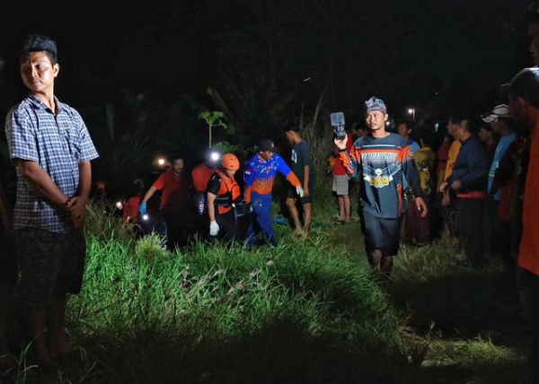 Mahasiswa Polindra yang meninggal dunia saat rafting di sungai Cimanuk dievakuasi oleh tim SAR setelah ditemukan sekitar lima kilometer dari Bendungan Karet Bangkir, Senin (10/11). Foto: kumparan