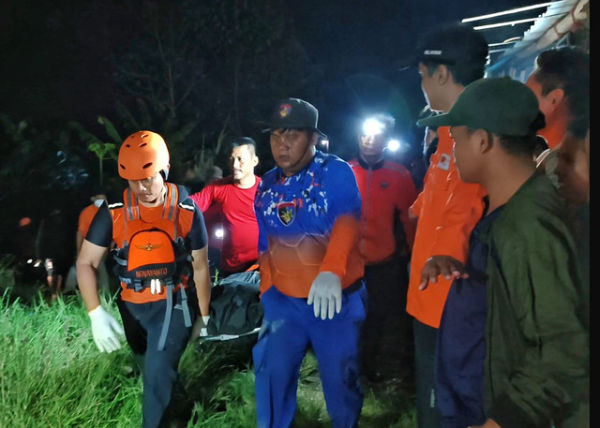 Mahasiswa Polindra yang meninggal dunia saat rafting di sungai Cimanuk dievakuasi oleh tim SAR setelah ditemukan sekitar lima kilometer dari Bendungan Karet Bangkir, Senin (10/11). Foto: kumparan