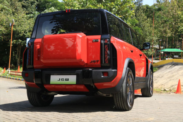 First impression test drive Chery J6T di JSI Resort, Megamendung, Bogor pada Minggu (9/11/2025). Foto: Syahrul Ghiffari/kumparan