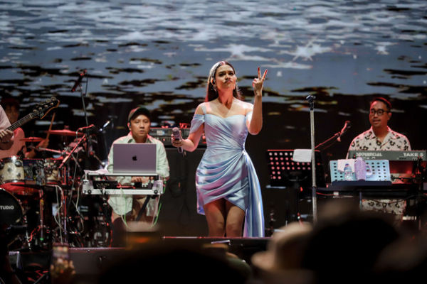 Penyanyi Raisa tampil di Jazz Goes To Campus (JGTC) 2025 di Universitas Indonesia, Depok, Minggu (9/11/2025). Foto: Jamal Ramadhan/kumparan