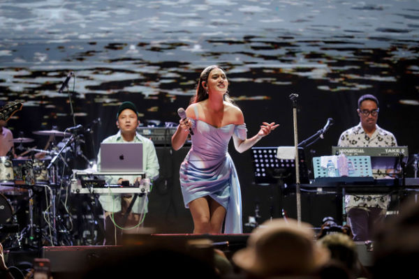 Penyanyi Raisa tampil di Jazz Goes To Campus (JGTC) 2025 di Universitas Indonesia, Depok, Minggu (9/11/2025). Foto: Jamal Ramadhan/kumparan