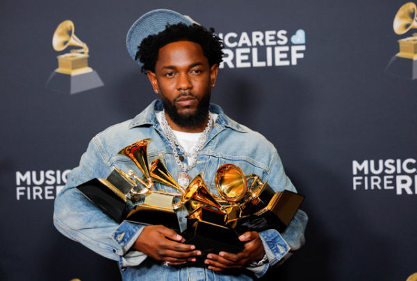 Kendrick Lamar menerima penghargaan Record dan Song Of The Year pada Grammy Awards Tahunan ke-67 di Los Angeles, California, AS, Minggu (2/2/2025). Foto: Mike Blake/REUTERS