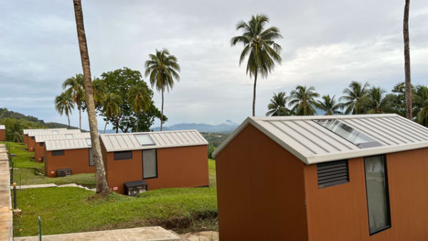 Deretan penginapan di Bobocabin Bunaken Hills, Manado. Foto: Gitario Vista Inasis/kumparan