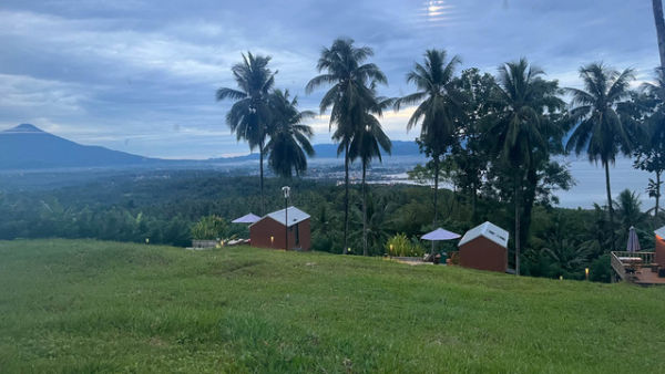 Deretan penginapan di Bobocabin Bunaken Hills, Manado. Foto: Gitario Vista Inasis/kumparan