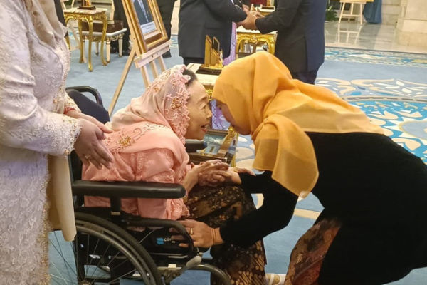 Gubernur Jatim Khofifah Indar Parawansa sungkem kepada istri Presiden ke-4 Abdurrahman Wahid, Sinta Nur Wahid usai penganugerahan gelar Pahlawan Nasional 2025 di Istana Negara, Jakarta Pusat, Senin (10/11/2025).  Foto: Zamachsyari/kumparan