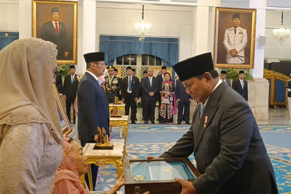 Presiden Prabowo Subianto memberikan penganugerahan gelar Pahlawan Nasional 2025 kepada ahli waris Presiden ke-4 RI Abdurrahman Wahid atau Gus Dur di Istana Negara, Jakarta Pusat,Senin (10/11/2025). Foto: Zamachsyari/kumparan