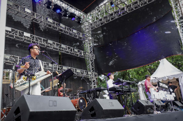 Grup musik Wijaya 80 tampil di acara Jazz Goes To Campus (JGTC) di Fakultas Ekonomi dan Bisnis Universitas Indonesia, Depok, Minggu (9/11/2025). Foto: Jamal Ramadhan/kumparan