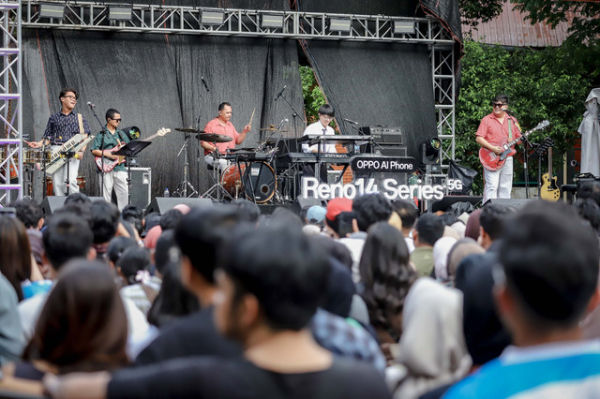 Grup musik Wijaya 80 tampil di acara Jazz Goes To Campus (JGTC) di Fakultas Ekonomi dan Bisnis Universitas Indonesia, Depok, Minggu (9/11/2025). Foto: Jamal Ramadhan/kumparan