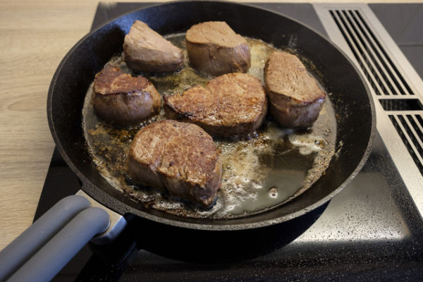 Ilustrasi wajan besi cor atau iron cast. Foto: Shutterstock