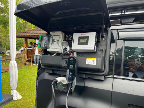 Chery J6 milik Kusumawijaya yang sudah dimodifikasi menggunakan panel surya. Foto: Syahrul Ghiffari/kumparan