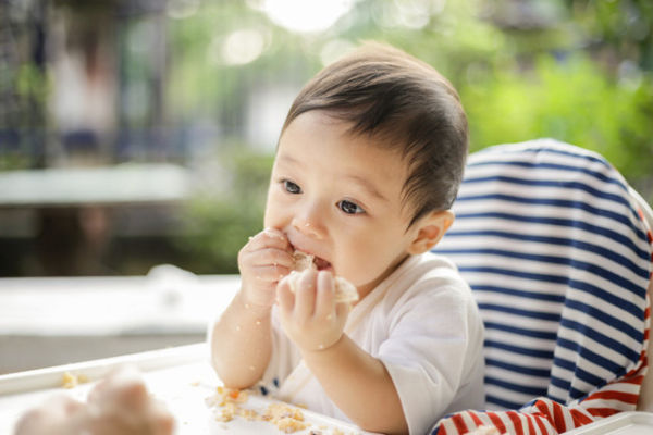 Ilustrasi bayi messy eating. Foto: SONGPAN JANTHONG/Shutterstock 