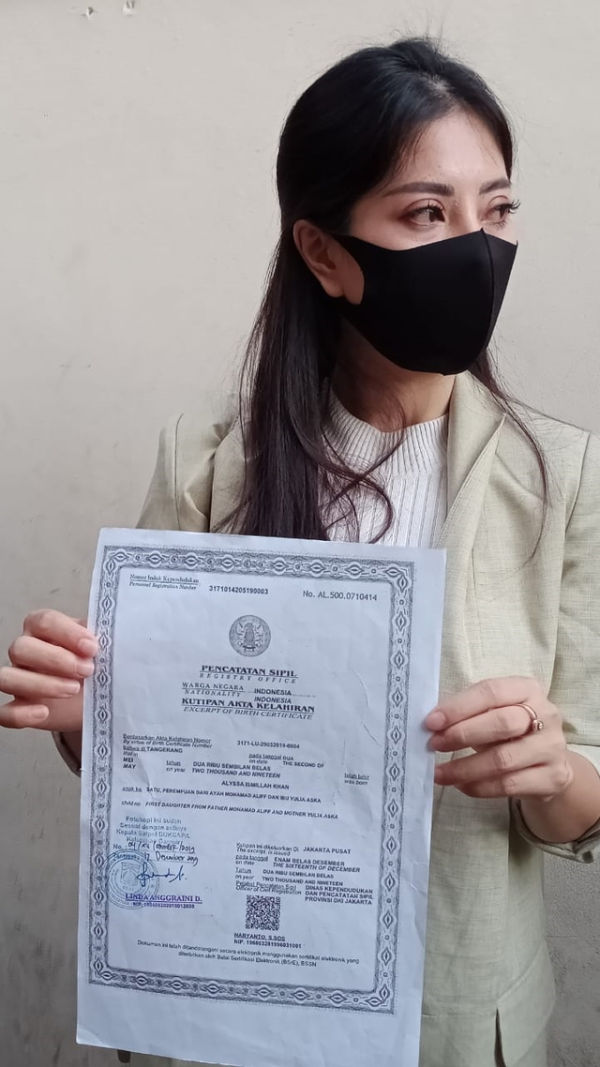 Aska Ongi dengan Bukti Dugaan Pemalsuan Dokumen yang dilakukuan Aliff Alli, Polda Metro Jaya, Kamis (4/6) Foto: Giovanni/kumparan