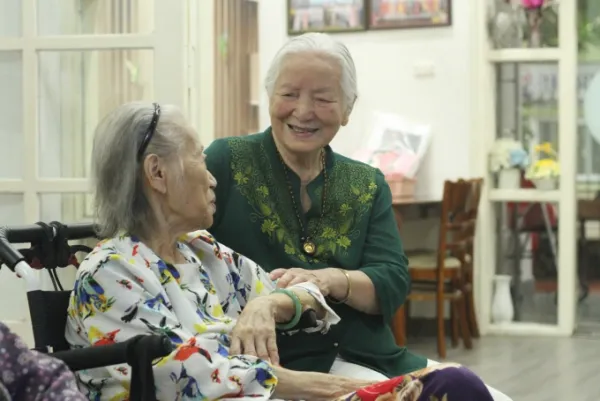 Mr. Bao, 93 years old (right) chats with an elderly woman in a nursing home in Tay Ho, Hanoi at the end of September 2025. Photo: Phan Duong