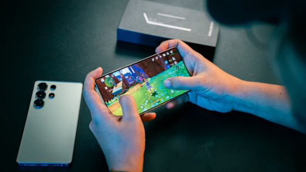 Ilustrasi seseorang bermain game. Foto: Unsplash.com/Amanz