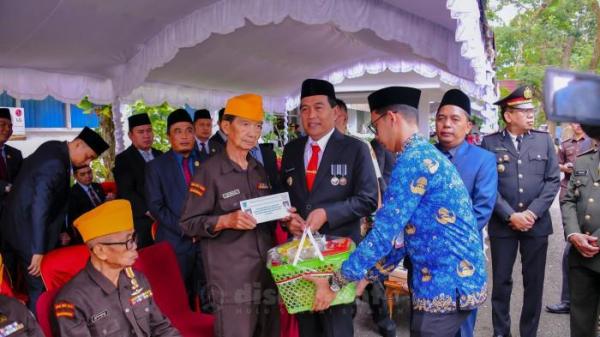 Bupati HSS Syafrudin Noor bersama Forkopimda menyerahkan Bansos bagi veteran