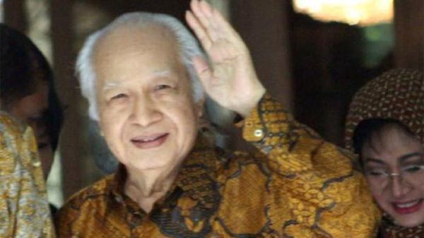 GELAR PAHLAWAN NASIONAL - Presiden ke-2 RI Soeharto tersenyum dan melambaikan tangan dalam sebuah acara publik. LBH Pers mengkritik wacana pemberian gelar pahlawan nasional untuk Soeharto, tokoh yang dinilai membungkam pers di era Orde Baru. 