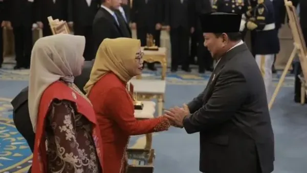 Keluarga Muhammad Salahuddin bersalaman dengan Presiden Prabowo Subianto saat penganugerahan pahlawan nasional di Jakarta, Senin (10/11/2025). (Foto: Dok. Instagram Prabowo Subianto) Keluarga Muhammad Salahuddin bersalaman dengan Presiden Prabowo Subianto saat penganugerahan pahlawan nasional di Jakarta, Senin (10/11/2025). (Foto: Dok. Instagram Prabowo Subianto)