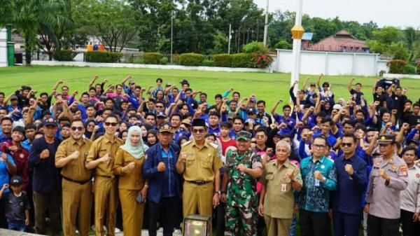 Wakil Bupati Balangan, Akhmad Fauzi berfoto bersama dengan anggota Karang Taruna