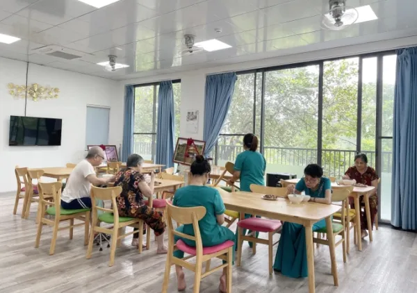 A nursing facility in Xuan Mai, Hanoi was consulted by expert Takanori Hisaoka to transfer elderly care technology and train care staff. In the picture, the elderly are having lunch, August 2024. Photo: Phan Duong