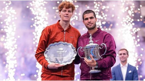 SINNER DAN ALCARAZ - Jannik Sinner (kiri) dan Carlos Alcaraz (kanan) berpose setelah bertanding di final turnamen US Open 2025.