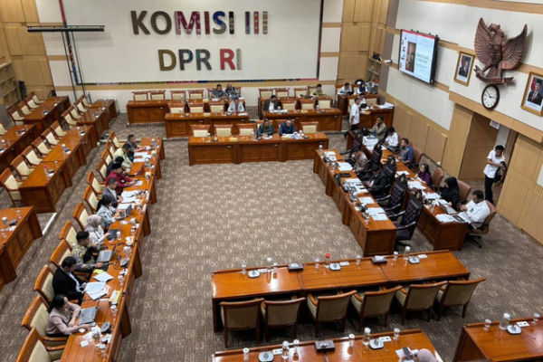 Suasana Rapat Dengar Pendapat Umum (RDPU) Komisi III DPR RI dengan Akademisi Universitas Lambung Mangkulas Kalsel, Forum Advokat Pembaharuan HAP, dan Indonesian Center For Enviromwntal Law (ICEL) di gedung DPR RI, Senayan, Jakarta pada Senin (10/11). Foto: Abid Raihan/kumparan