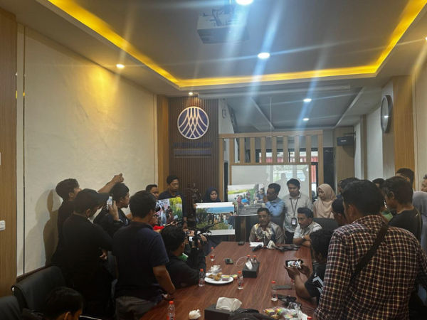 Hasman Usman selaku kuasa hukum PT Hadji Kalla menggelar konferensi pers soal sengketa tanah seluas 16,4 hektare di Makassar. Foto: Dok. Istimewa